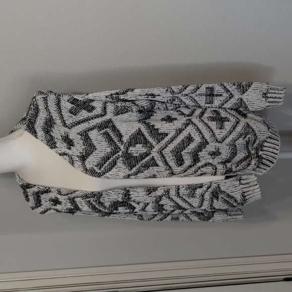 H&M divided black/White geometric print cardigan size medium - Picture 2 of 8